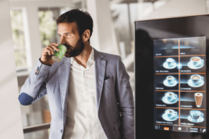 Mann mit Bio-Becher Vending Automatenbecher