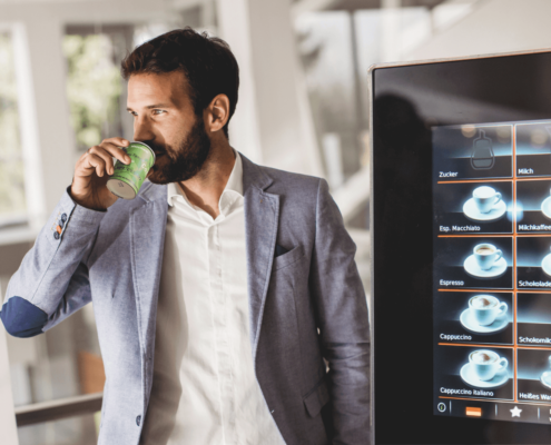 Mann mit Bio-Becher Vending Automatenbecher